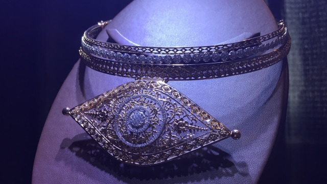 Membeli Perhiasan Tradisional di The Palace