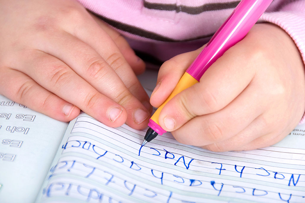 Mengajari Anak Belajar Menulis Dengan Tepat